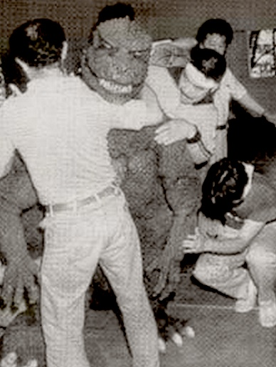 Illustration for article titled Behind-the-scenes Godzilla photos were charming, absolutely ridiculous